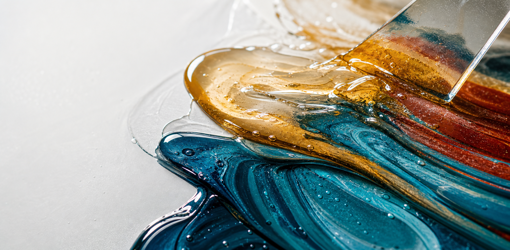 Materialstudie mit glänzenden Acryl- und Lackstrukturen in ruhiger Atelierumgebung