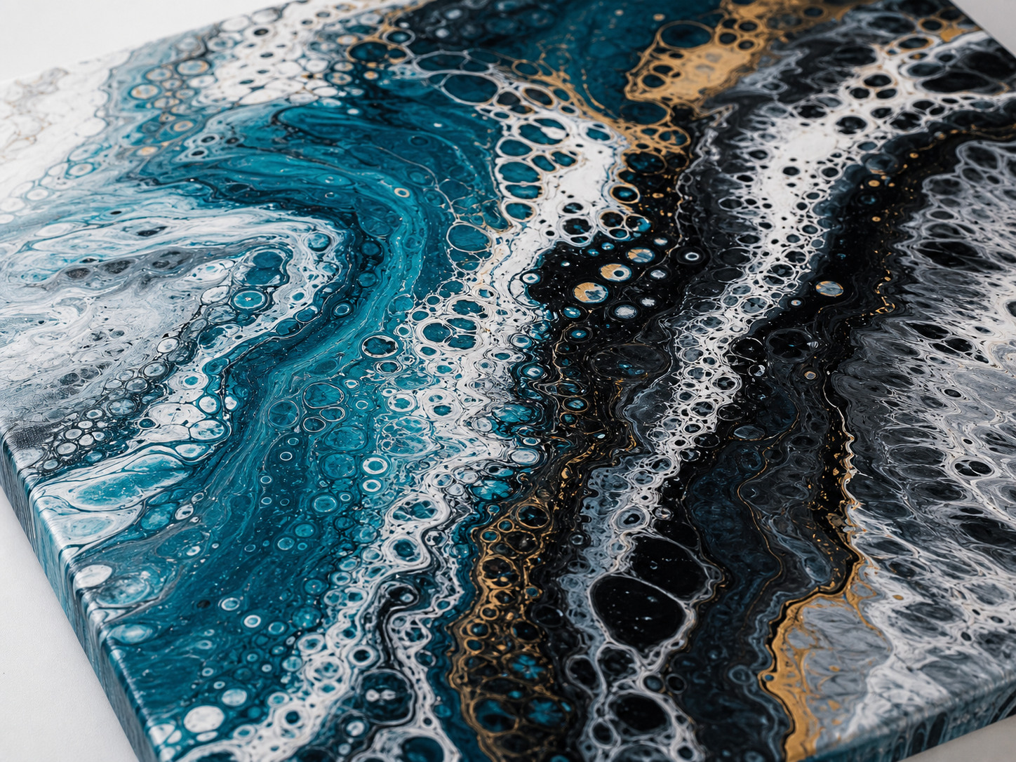 Abstraktes Acryl-Pouring mit Cyan, Graphit, Weiß und Amber